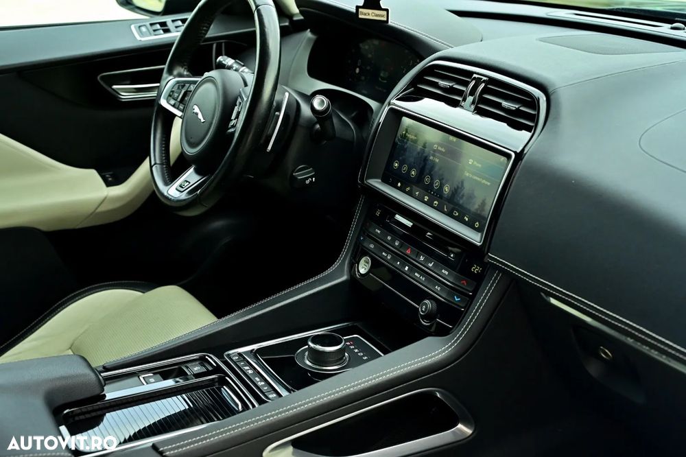 Jaguar F-Pace P250 AWD R-Dynamic Black - 6