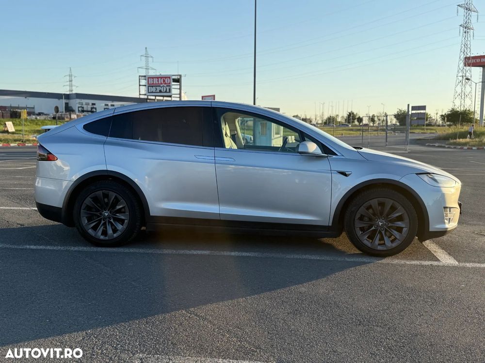 Tesla Model X - 9