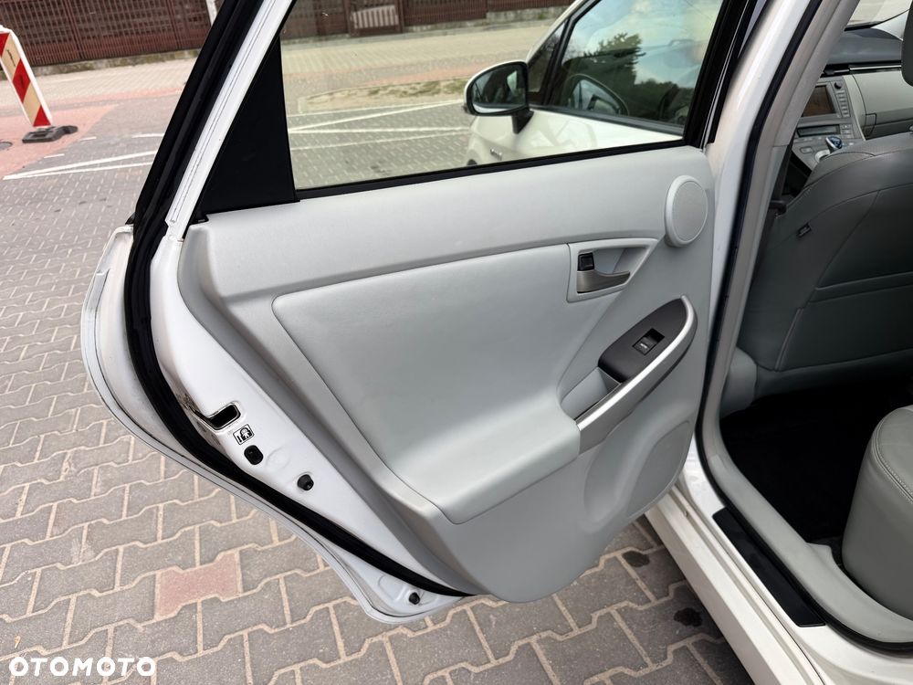 Toyota Prius 1.8 HSD Premium - 24