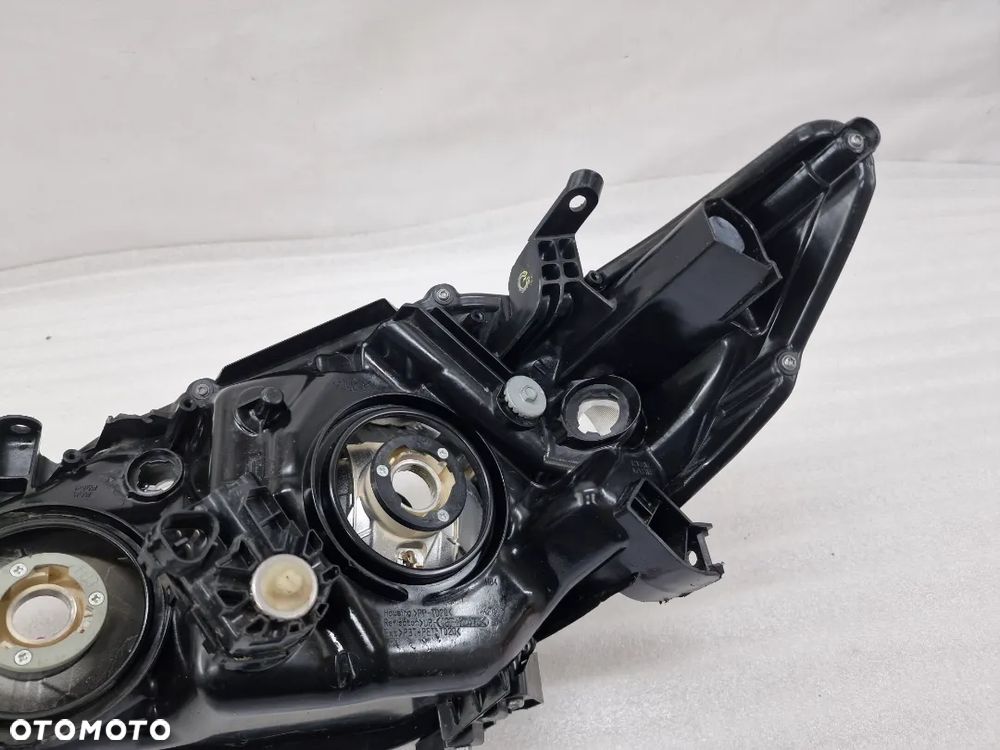 TOYOTA COROLLA E15 LIFT 10- PRAWA LAMPA PRZEDNIA PRZÓD  NR AUKCJI LL59 - 12