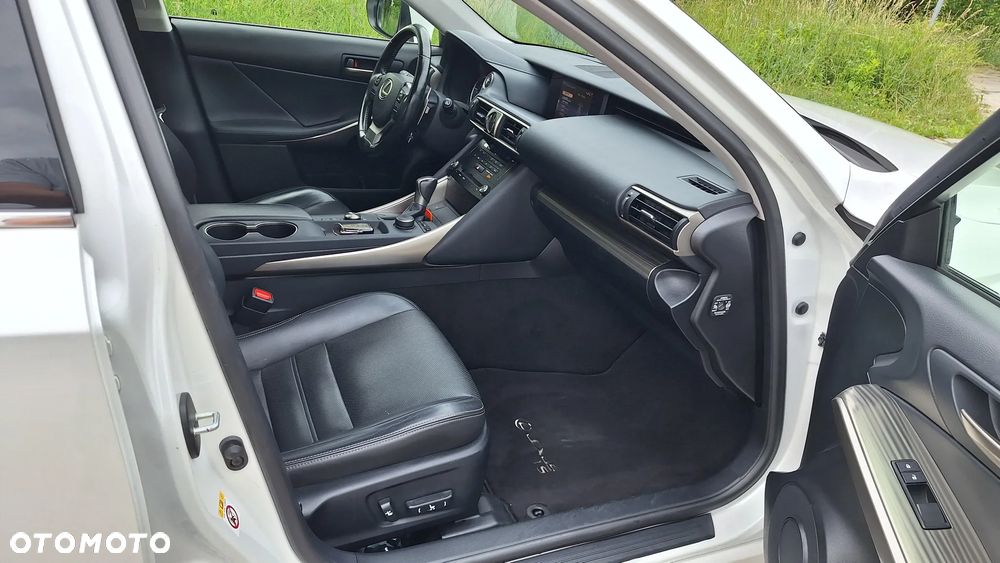 Lexus IS 300h Elegance - 17