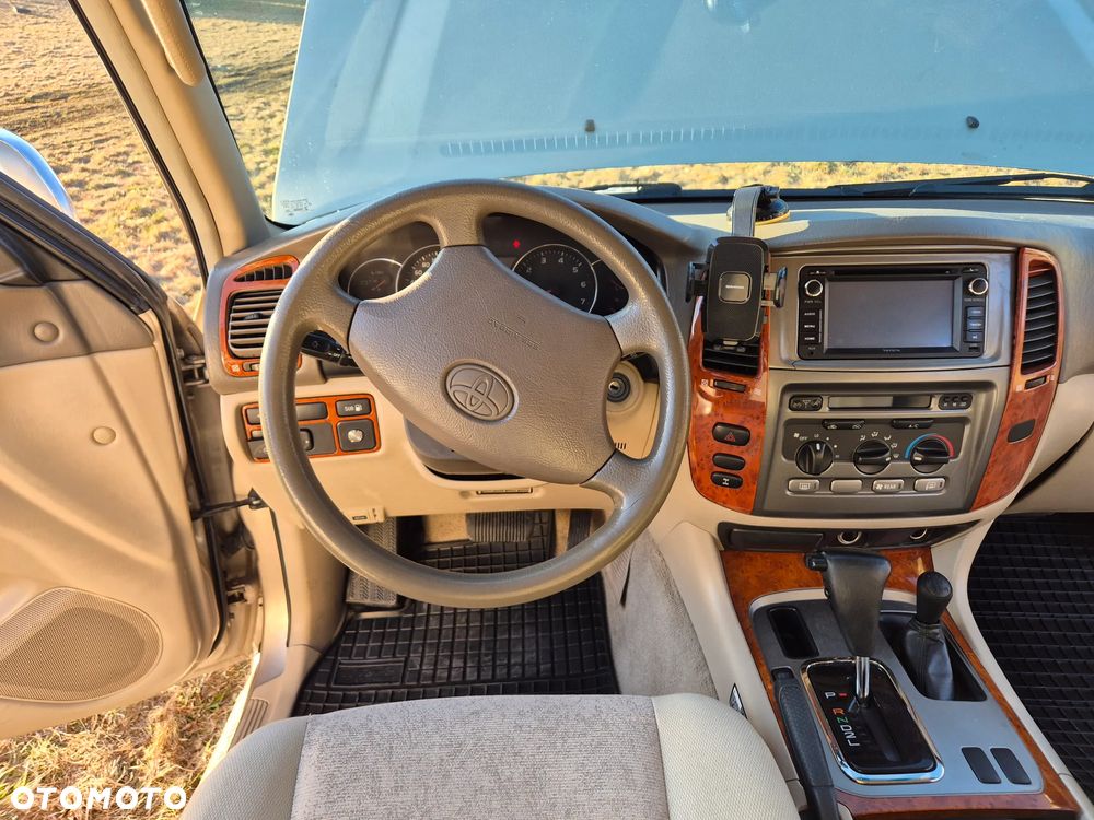 Toyota Land Cruiser - 10