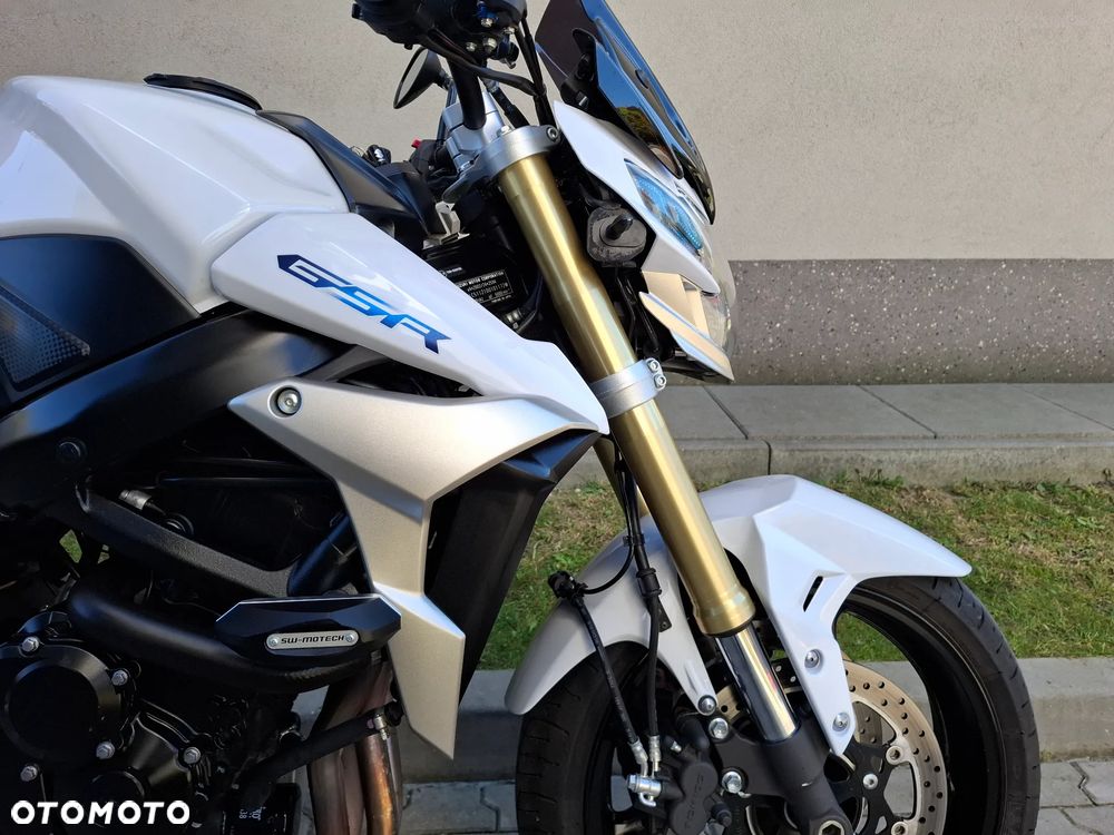 Suzuki GSR - 23