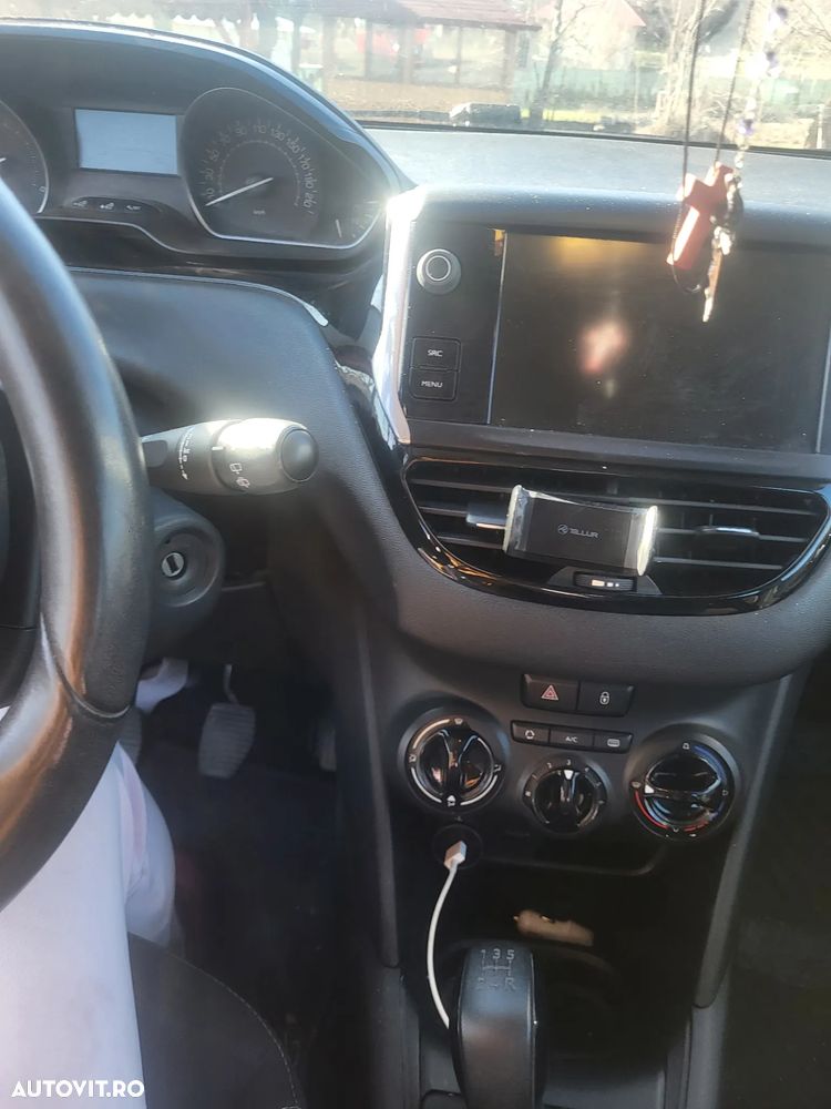 Peugeot 208 - 5
