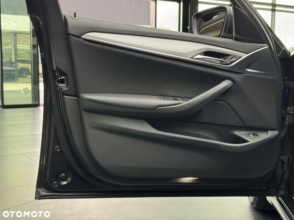 BMW Seria 5 520i mHEV - 14
