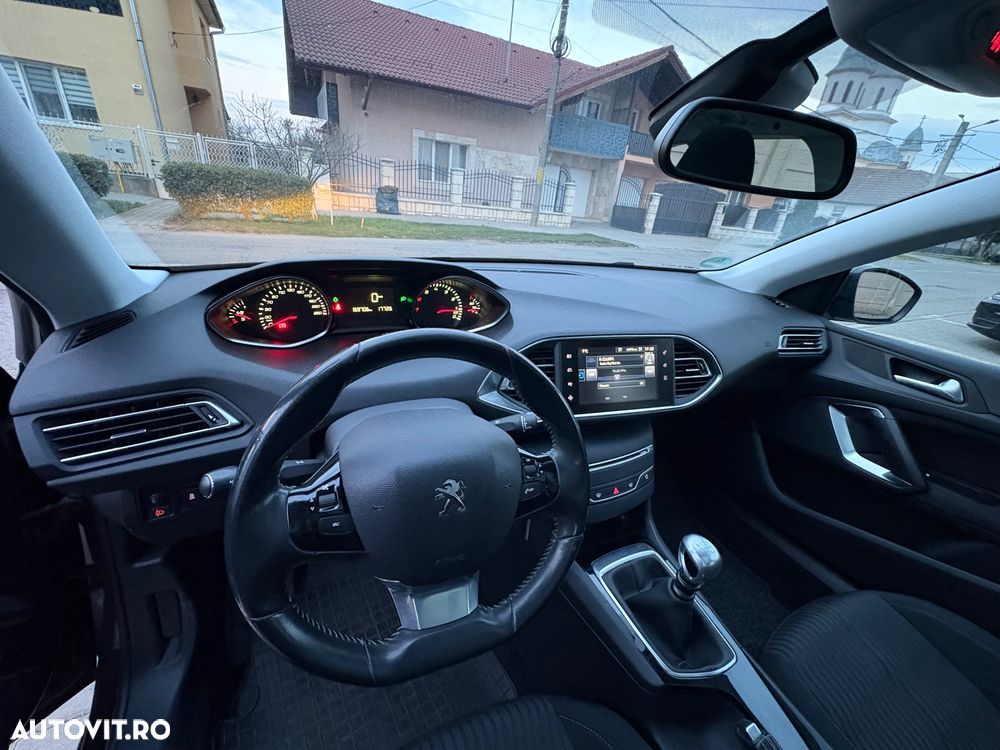 Peugeot 308 1.2 L PureTech Turbo Allure - 21