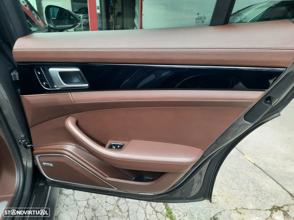 Porsche Panamera 4 E-Hybrid - 54