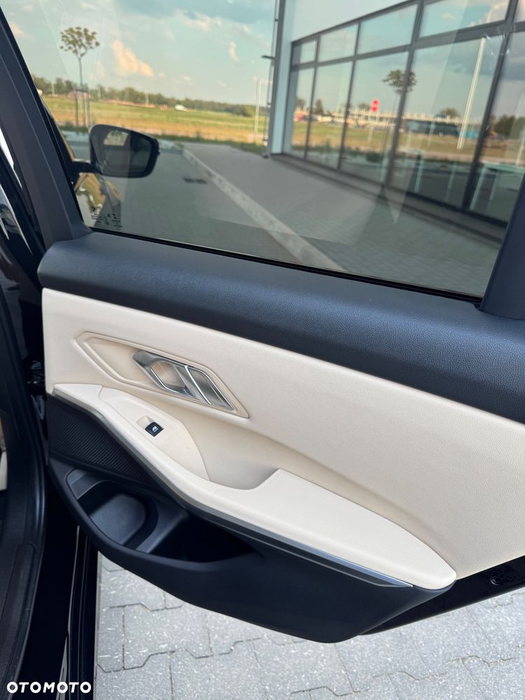 BMW Seria 3 330i xDrive Sport Line - 9