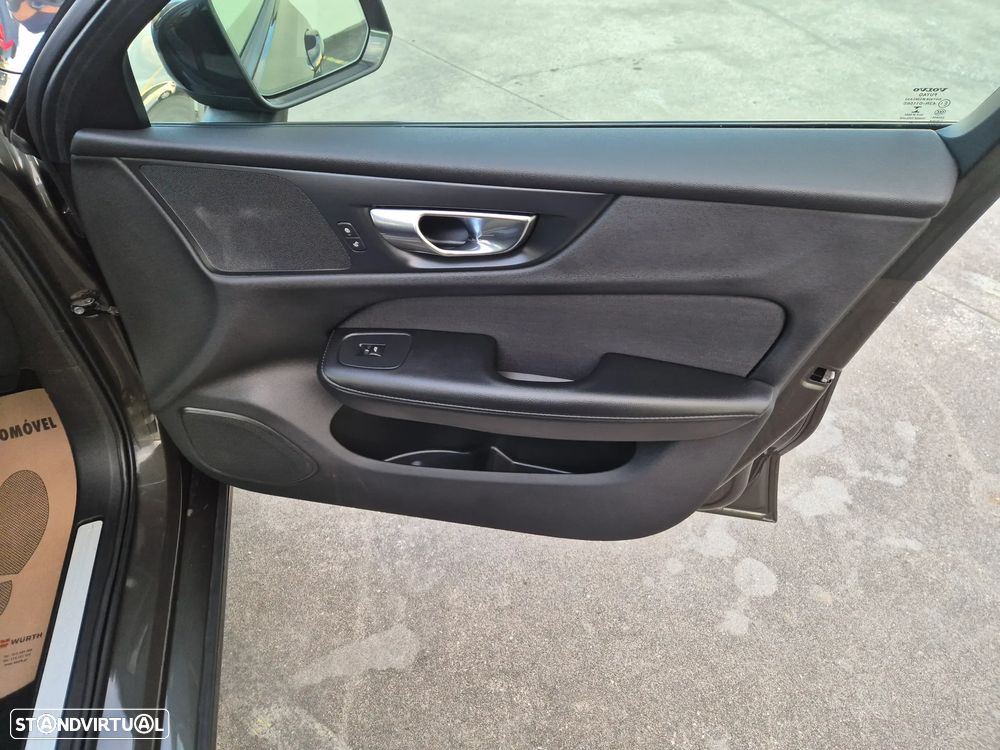 Volvo V60 2.0 D3 Momentum Plus - 32