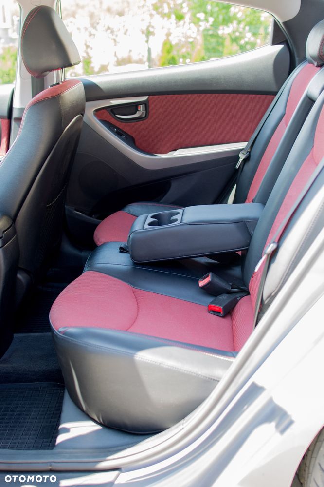 Hyundai Elantra 1.6 Style - 13