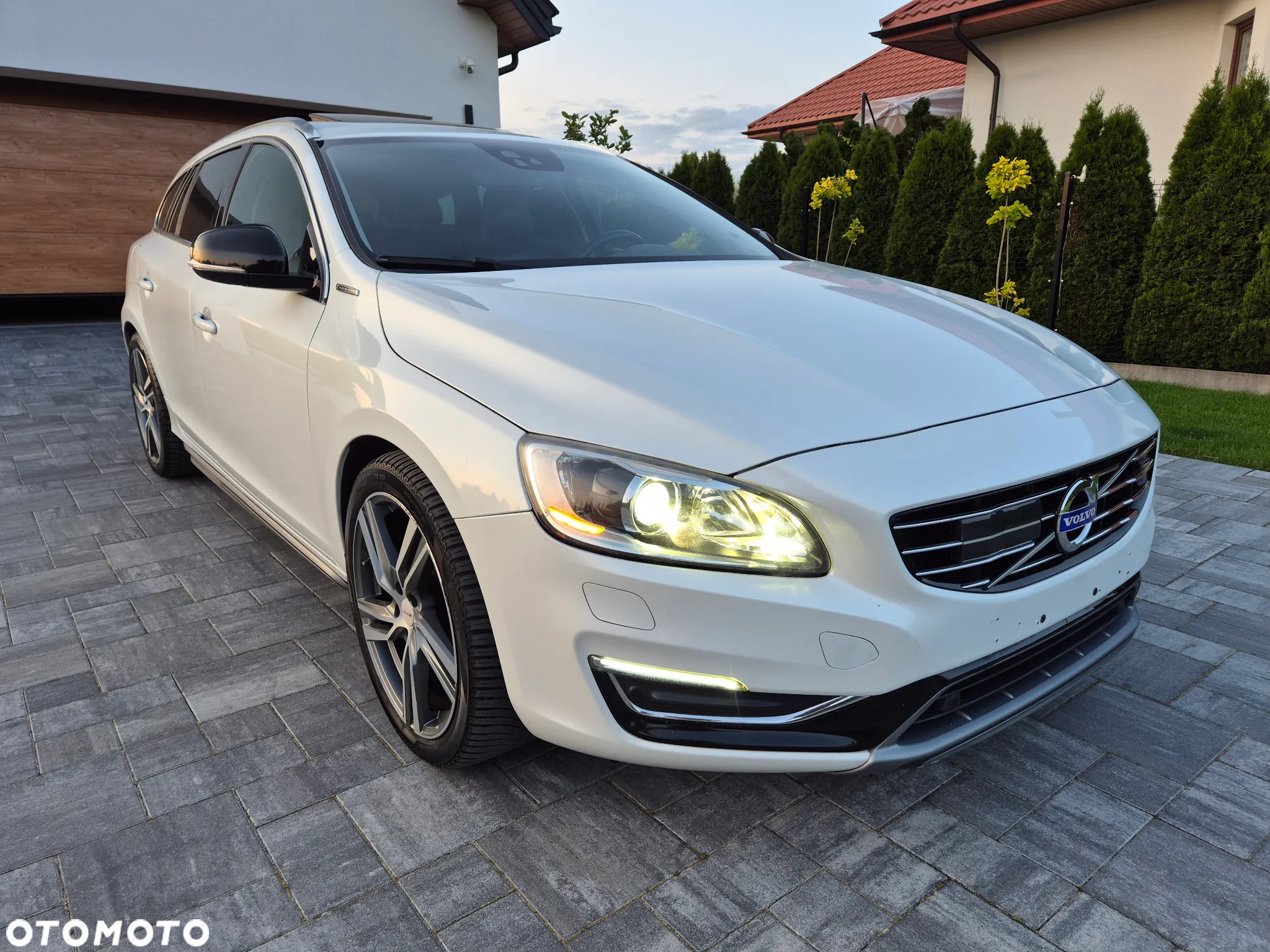 Volvo V60 D6 Plug-In-Hybrid AWD Geartronic Summum - 34