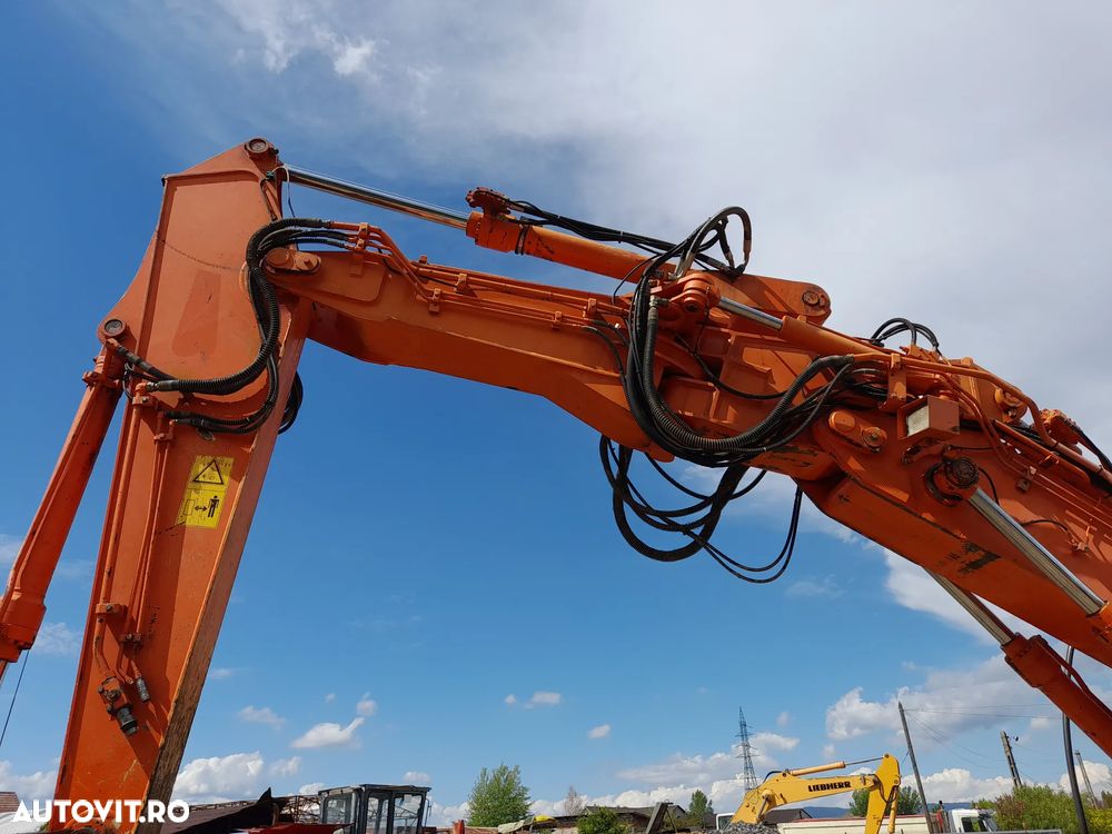 Hitachi ZX225USLC - 10