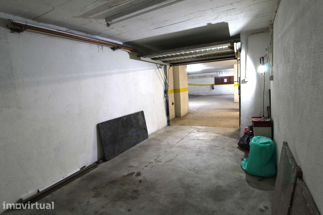 Garagem, Rio de Mouro, Rua Doutor Mário Madeira - Casais de Mem Martins - Grande imagem: 5/9