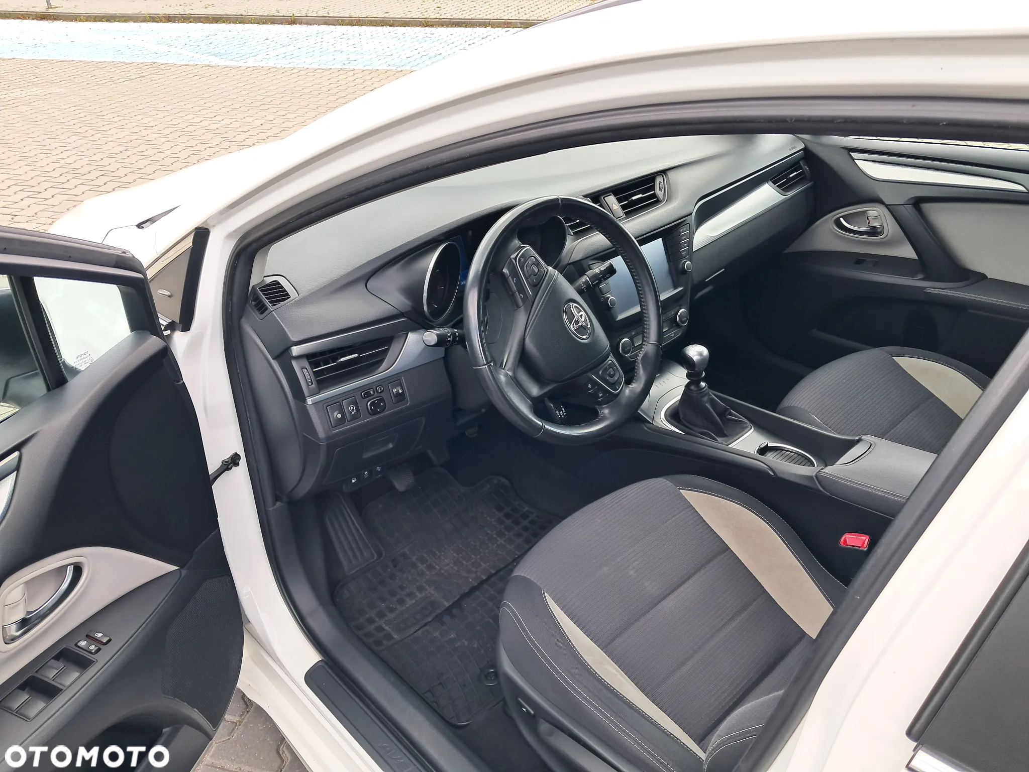 Toyota Avensis 2.0 D-4D Premium - 11