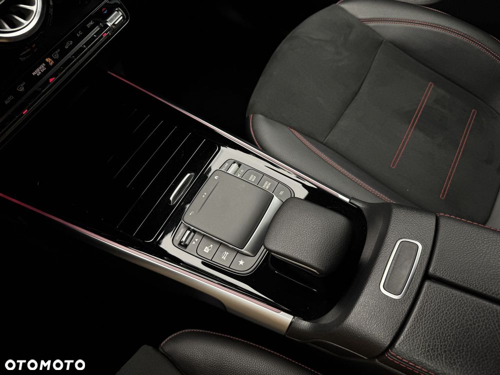 Mercedes-Benz GLB 200 AMG Line 7G-DCT - 28