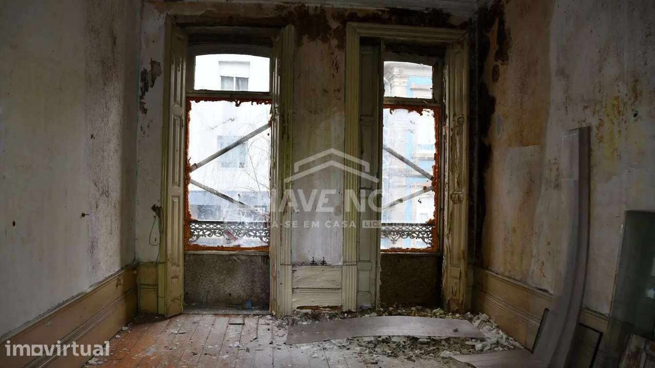 Prédio p/ Recuperar c/ Projeto Aprovado, na Baixa do Porto - Grande imagem: 2/25