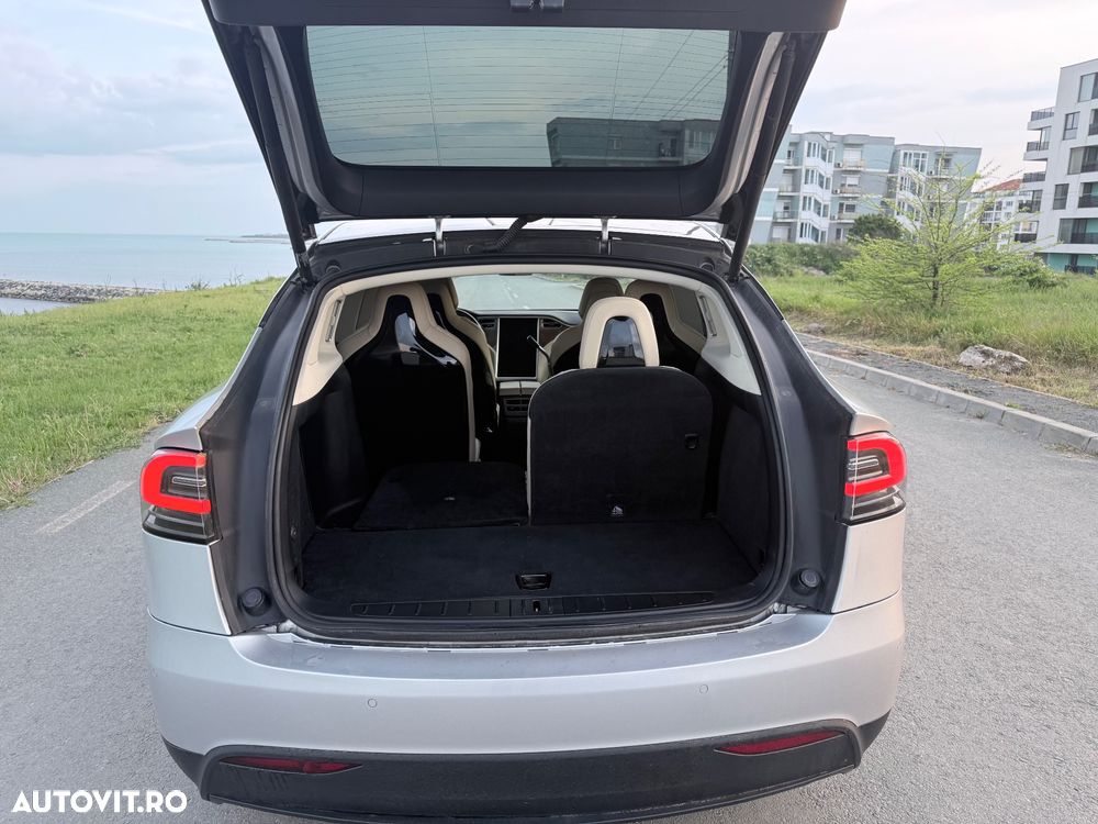 Tesla Model X - 7