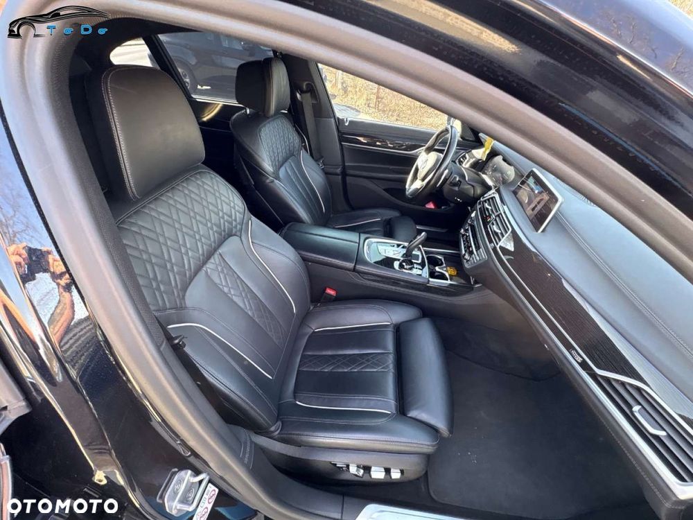 BMW Seria 7 750i xDrive sport - 31