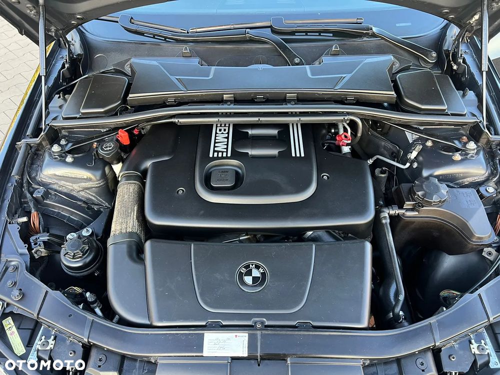 BMW Seria 3 320d DPF Touring - 12