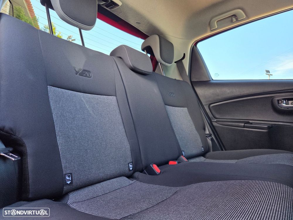 Toyota Yaris 1.5 HSD 20 Anos - 32