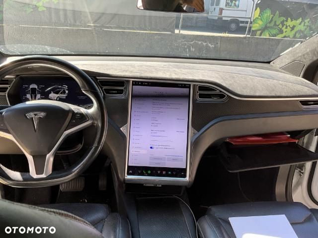 Tesla Model X - 9
