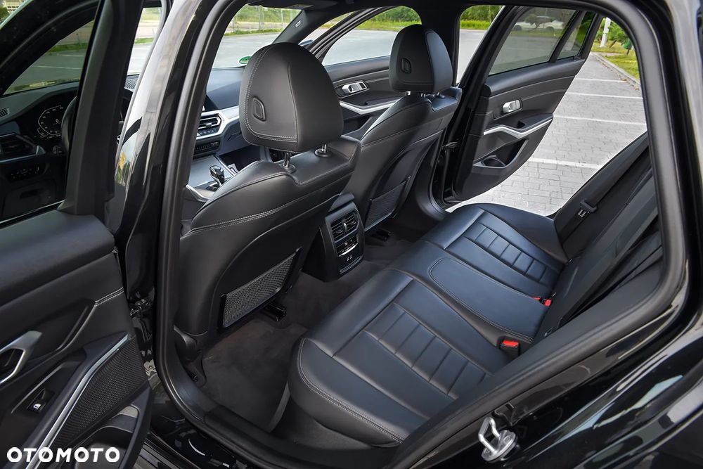 BMW Seria 3 320d xDrive Edition M Sport Shadow - 31