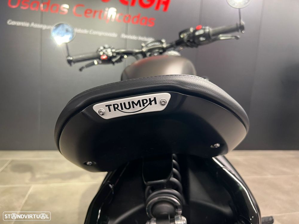 Triumph Bonneville Bobber Black - 5