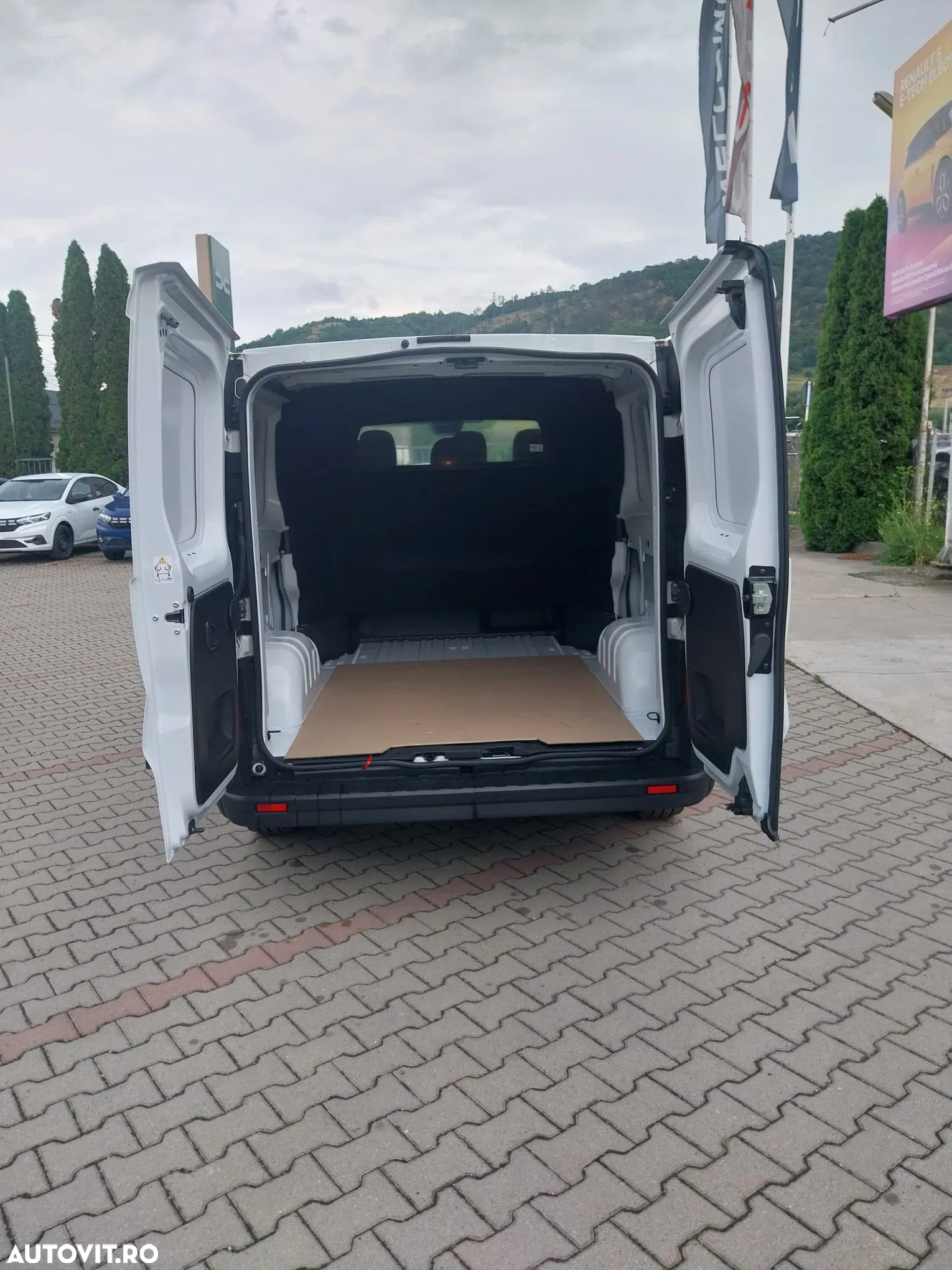 Renault Trafic 2.0 Blue dCi 150 Furgon Cabina Dubla L2H1 - 21