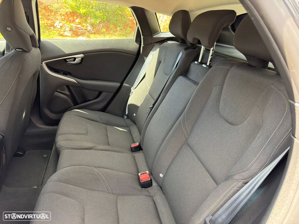 Volvo V40 D2 Momentum - 16