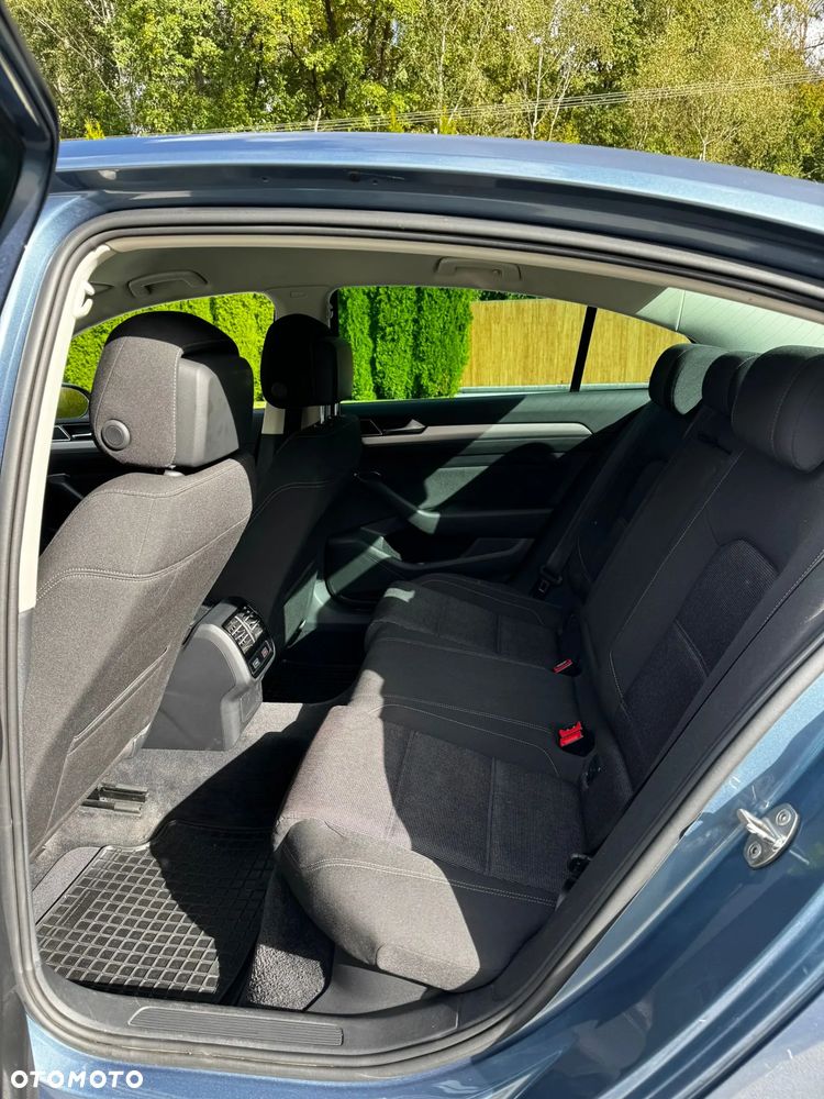 Volkswagen Passat - 12