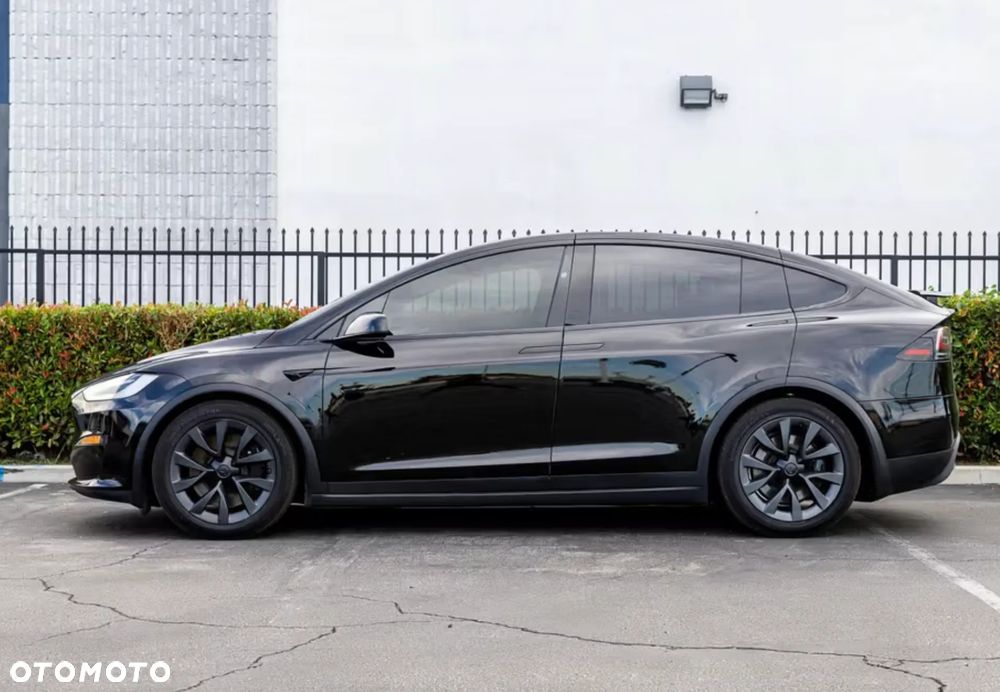 Tesla Model X - 11