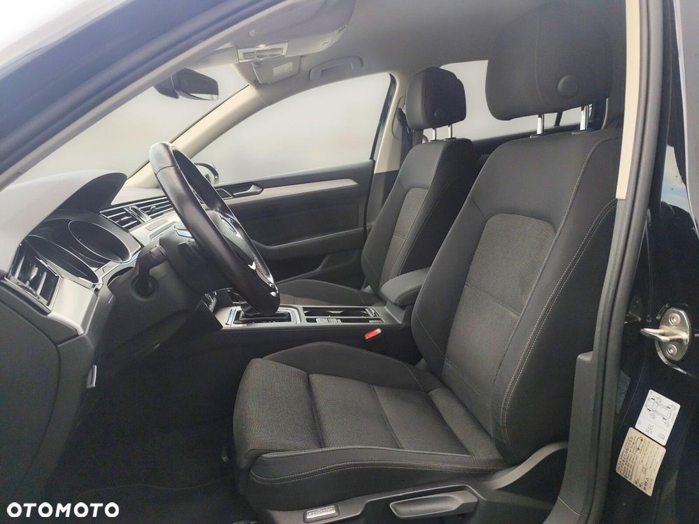 Volkswagen Passat - 11