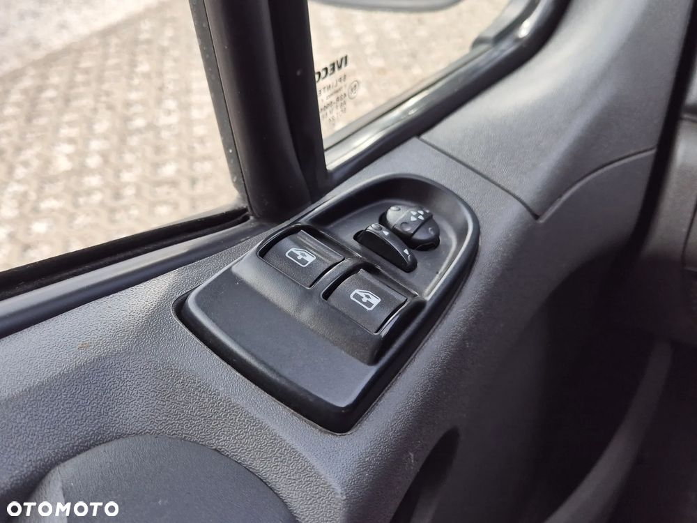 Iveco Daily 35S13 L3H2, Brygadówka 6 osób, blaszak, HAK 3.5T, klimatyzacja - 10