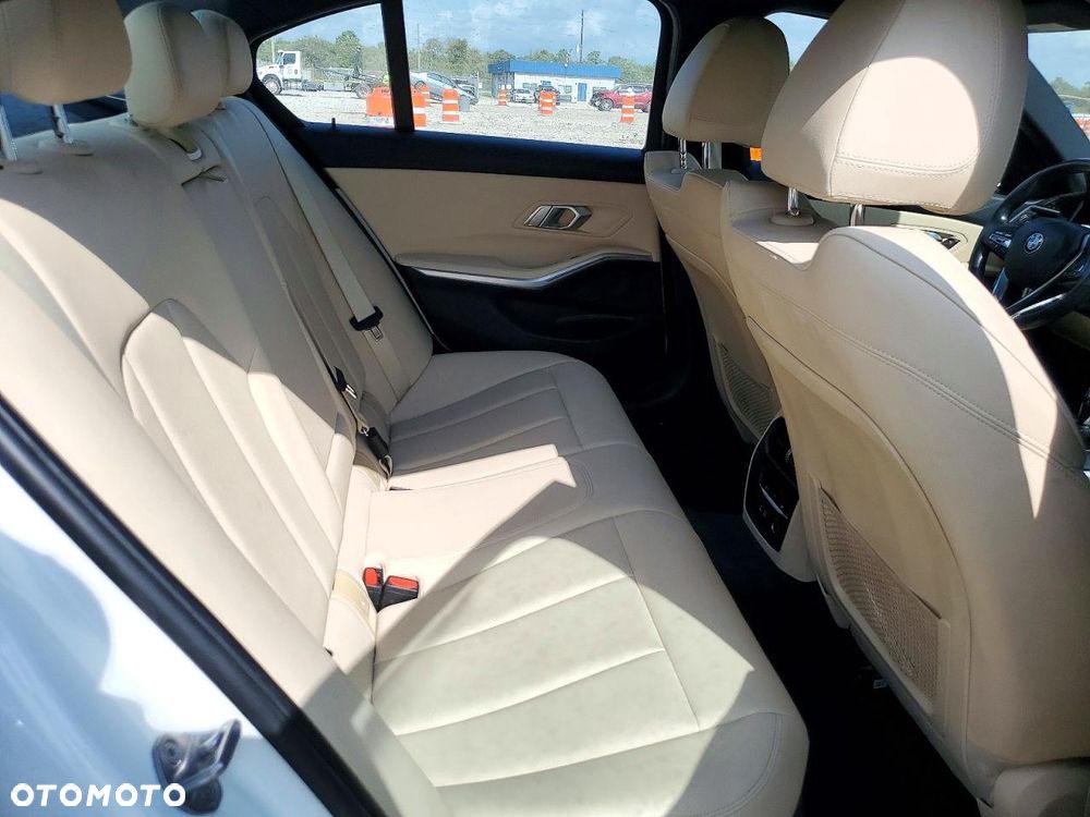BMW Seria 3 330i M Sport - 9