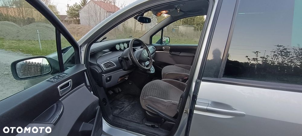 Peugeot 807 2.2 ST - 10