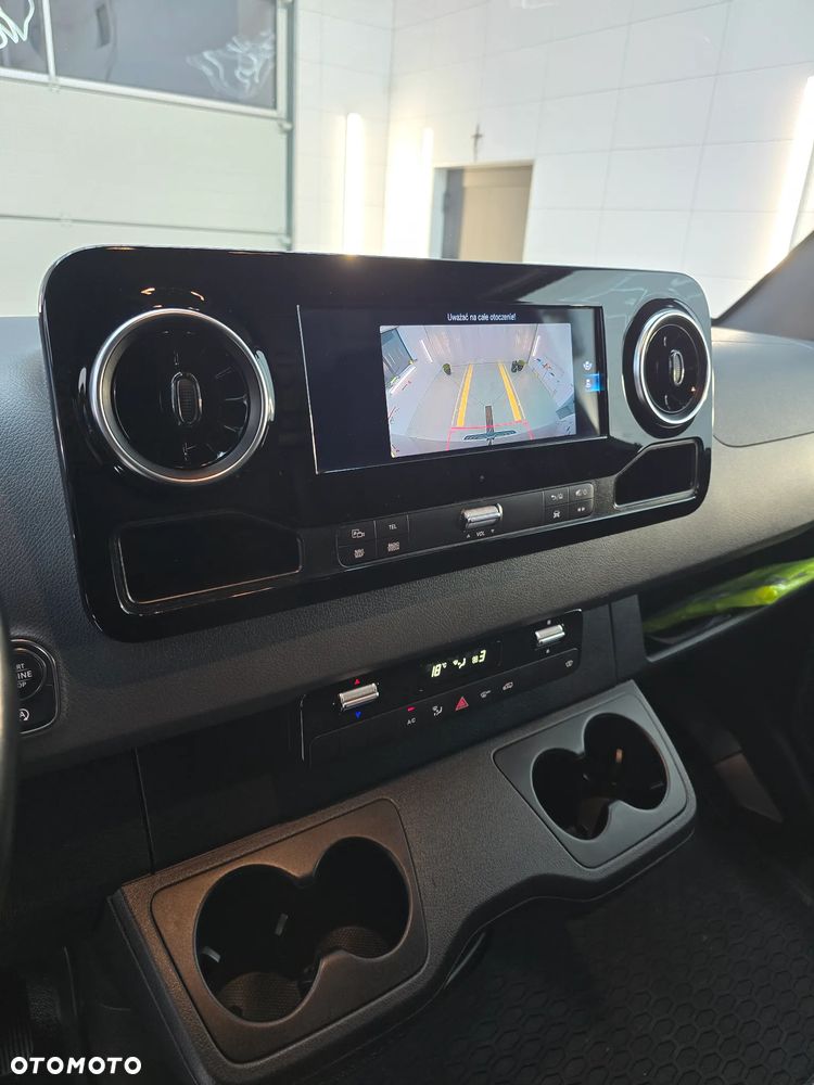 Mercedes-Benz SPRINTER 319 3.0 V6 CDI AUTOMAT 4,40Cm Długi SERWIS ASO MERCEDES-BENZ DO OSTATNIEGO km SALON PL FUL LED HIGH PERFORMANCE MBUX z ekranem dotykowym 10,25 cali SIEDZENIE KIEROWCY KOMFORTOWE, HYDRAULICZNE RESOROWANE PODGRZEWANA SZYBA PRZEDNIA TEMPOMAT KAMERA COFANIA LAKIER METALIK - 27