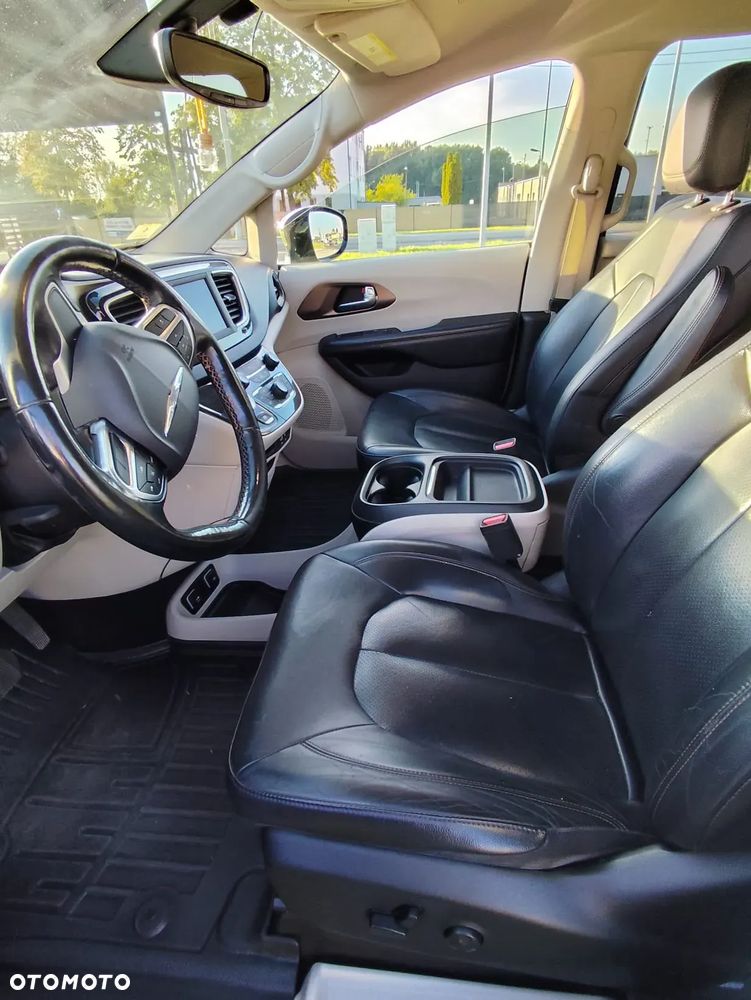 Chrysler Pacifica - 4