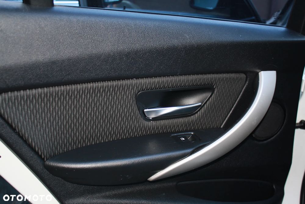 BMW Seria 3 318d Sport Line - 28