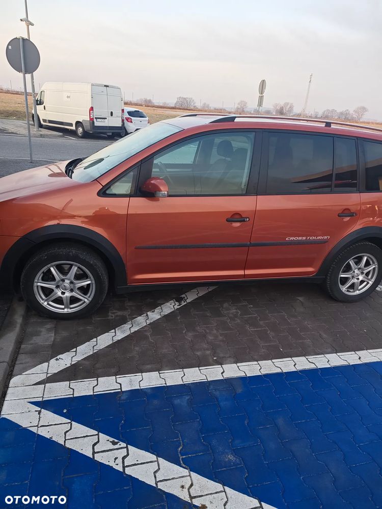 Volkswagen Touran 2.0 TDI DPF Cross - 10