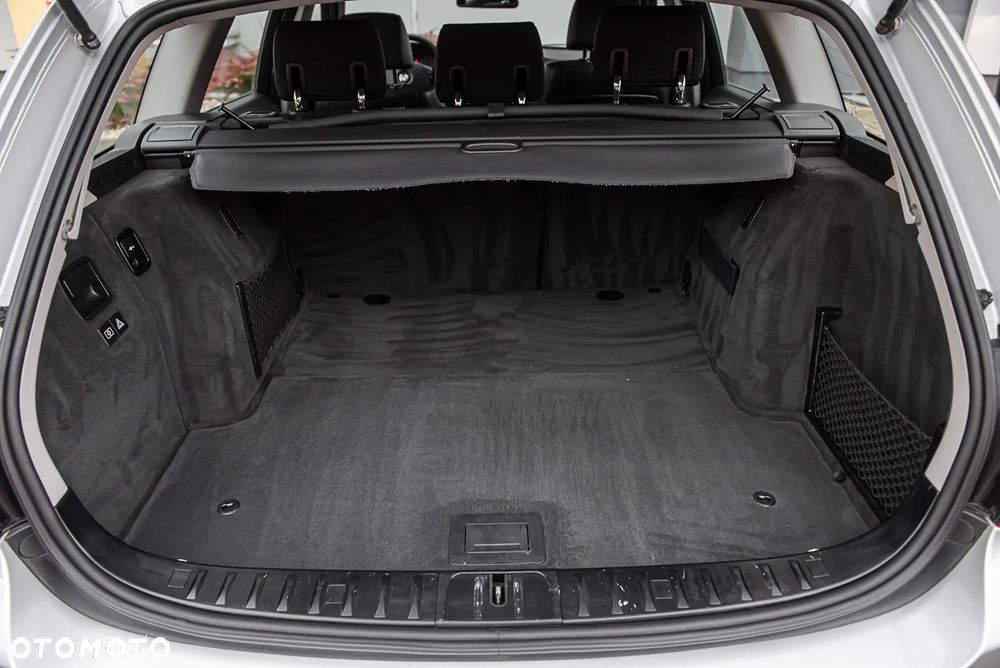 BMW Seria 3 325i xDrive Touring - 27