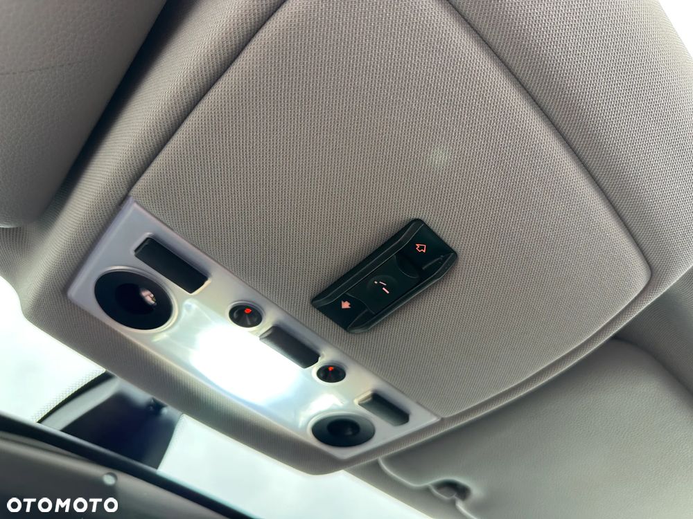 BMW Seria 5 523i - 30