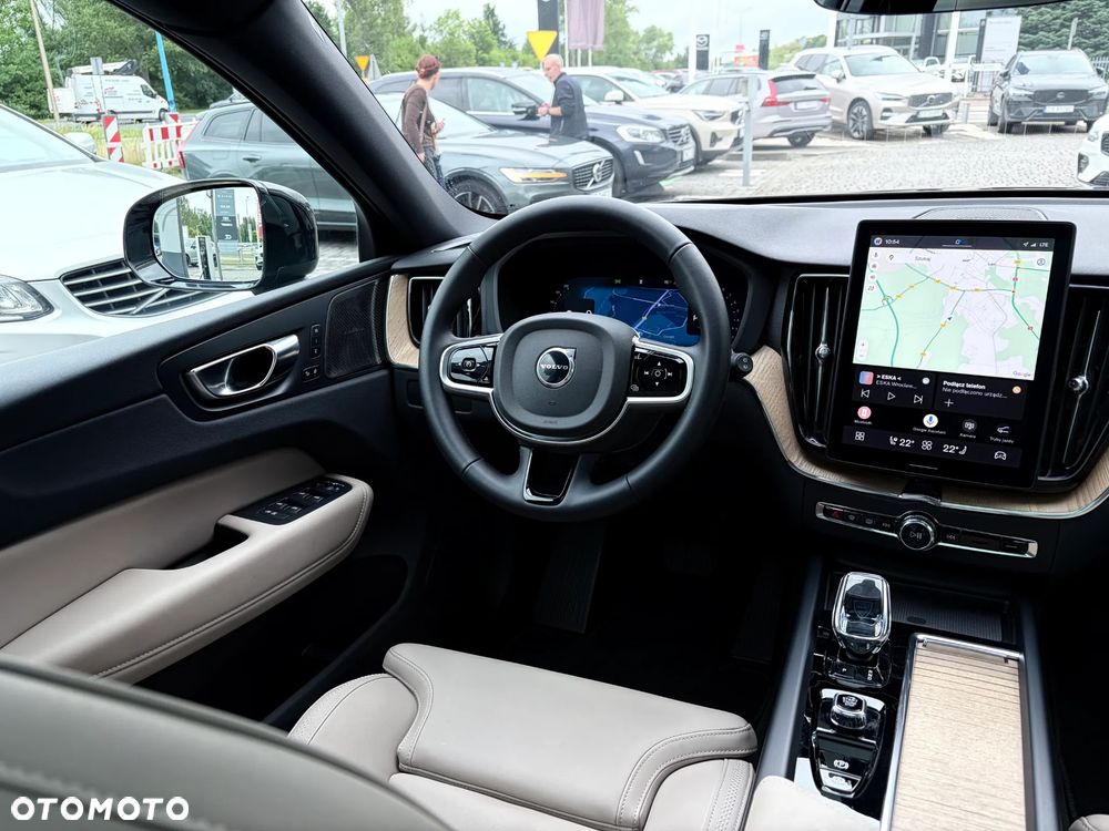 Volvo XC 60 B5 B AWD Plus Dark - 20