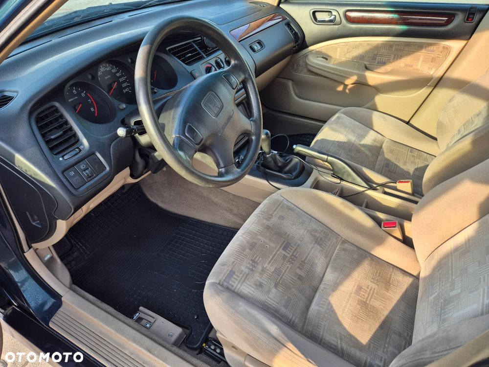 Honda Accord 1.8i LS - 10