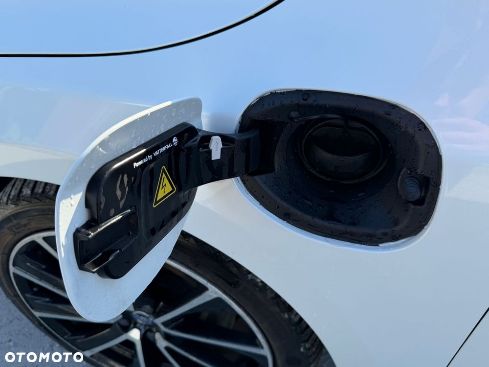 Volvo V60 D6 AWD Plug-in Hybrid Momentum - 9