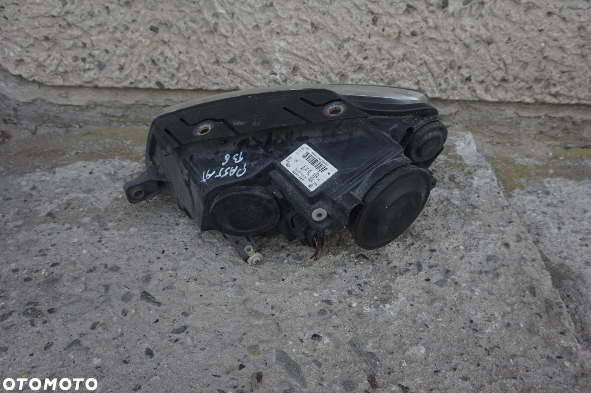 LAMPA PRZEDNIA PRAWA VW PASSAT B6 - 6
