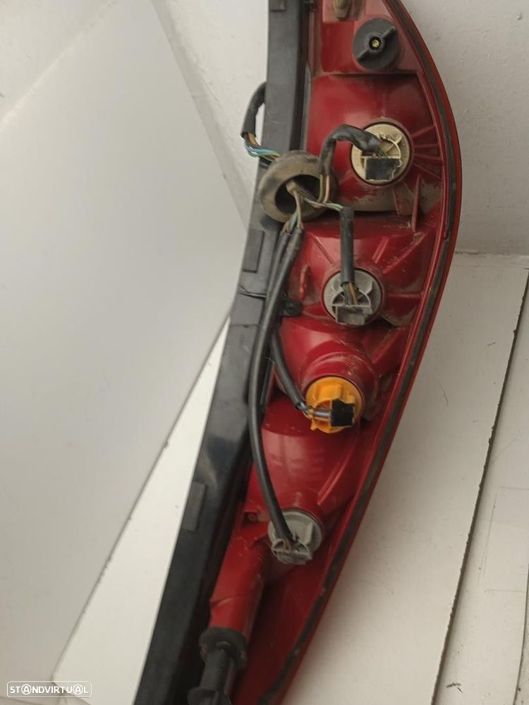 FAROLIM TRASEIRO DIREITO FORD MONDEO III TURNIER 2001 - 2