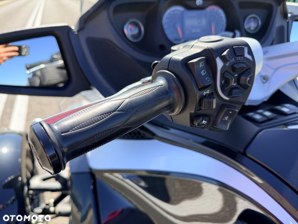 Can-Am Spyder - 18