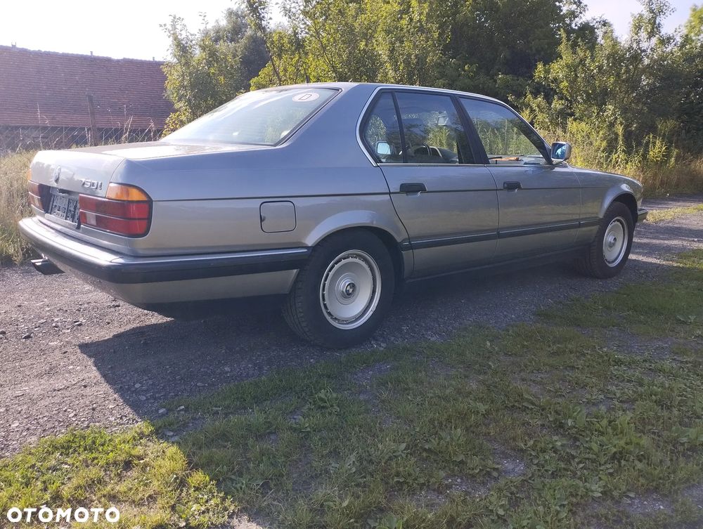 BMW Seria 7 750i - 12