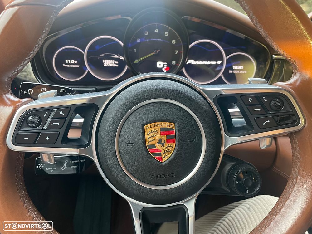 Porsche Panamera Sport Turismo 4 E-Hybrid 10 Years Edition - 30