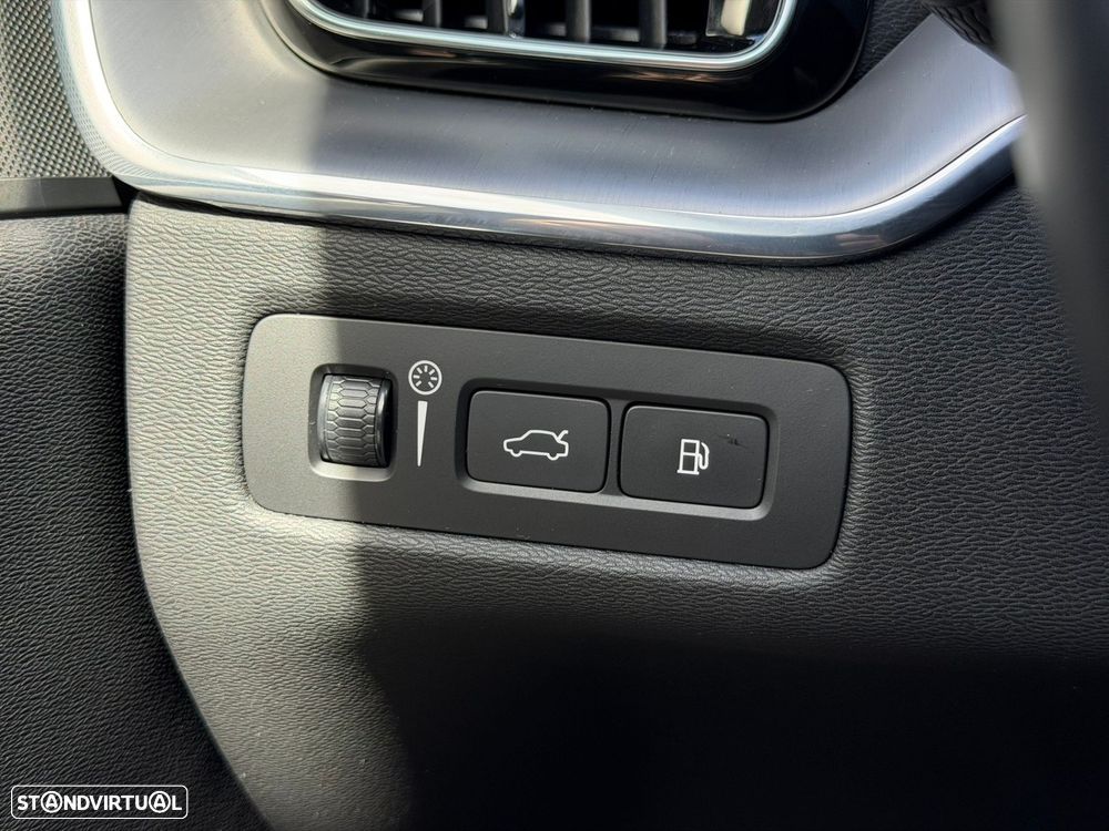 Volvo XC 60 2.0 T8 PHEV Momentum Plus AWD - 32